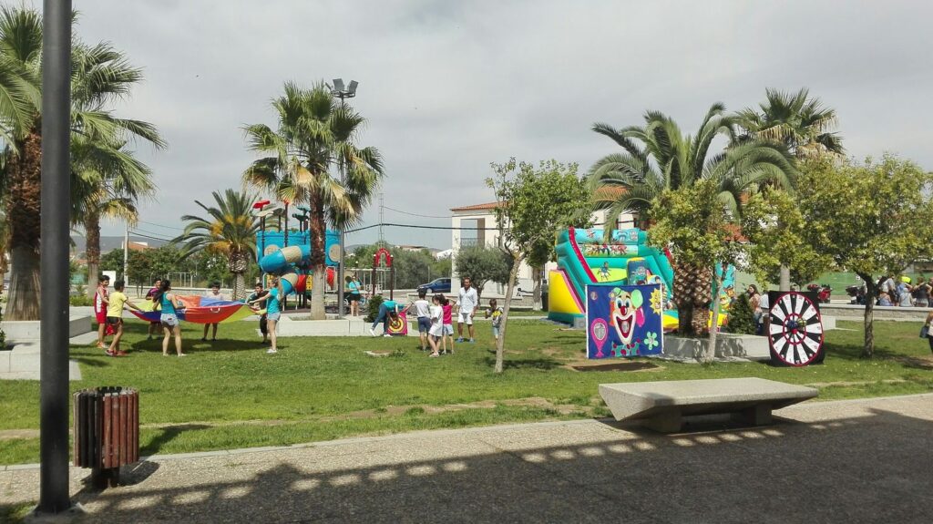 Castillos hinchables y juegos gigantes de i-animese montados en un parque durante un evento al aire libre